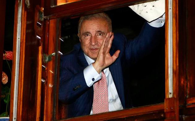 Aysal ülkeden kaçacak
