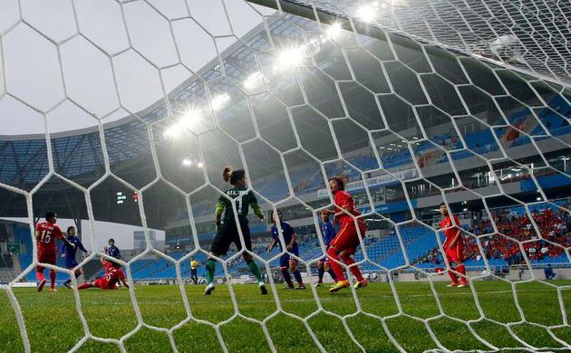 Kadın futbolcular isyan bayrağı açtı
