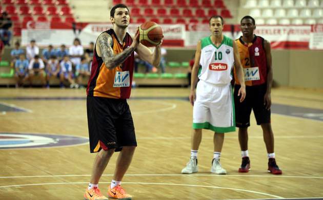 Aslan göz doldurdu