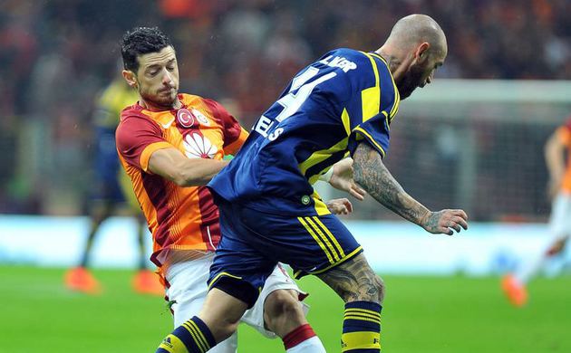 Dışardan gelen topu hakem görmedi