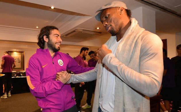 Drogba, Sneijder'i kutladı