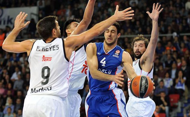 Anadolu Efes, Real Madrid'i devirdi