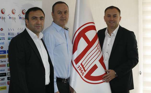 Hami Mandıralı Antalyaspor’ a imzayı attı