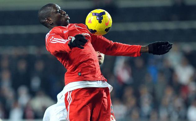 Demba Ba'dan Töre'ye jest