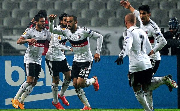 Kartal yüksekten uçuyor