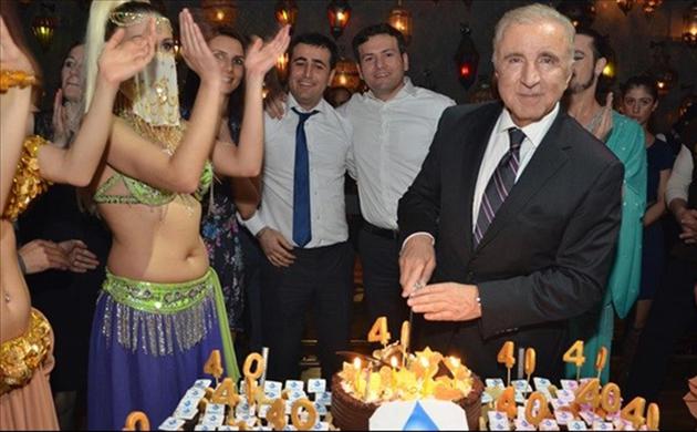 Ünal Aysal'dan dansözlü kutlama
