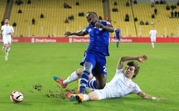 Emenike devreyi kapattı