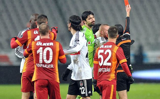 Derbide Veli'ye kırmızı kart