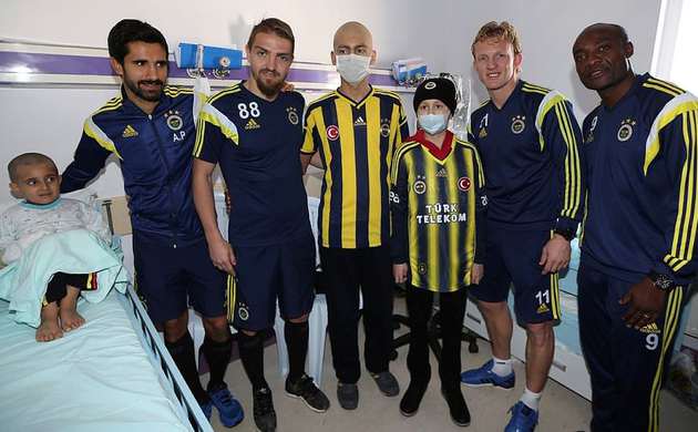 F.Bahçeli futbolculardan anlamlı ziyaret