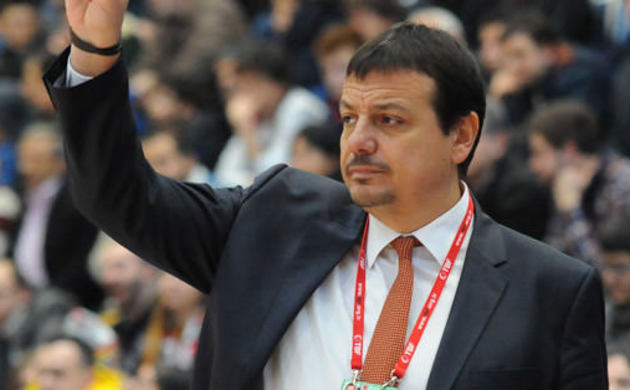 Ergin Ataman görüşme odasına...