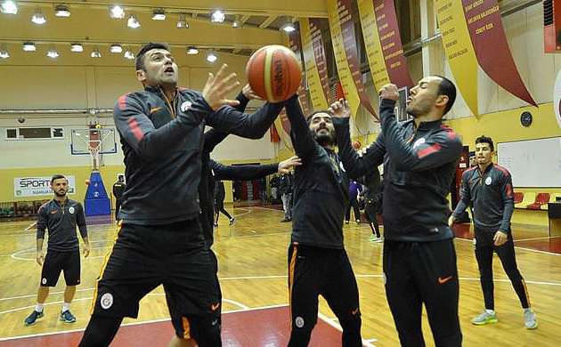 Galatasaraylı futbolcular parkeye çıktı