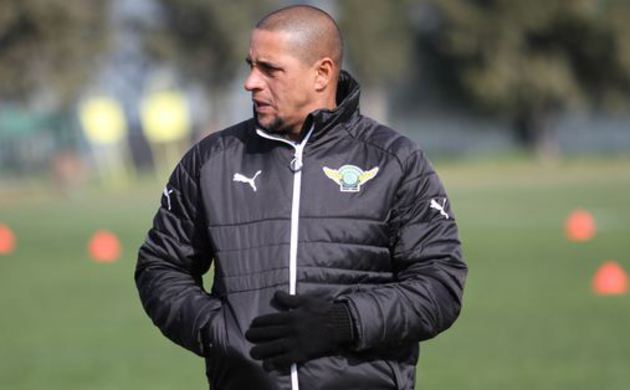Akhisar Carlos'la ilk peşinde