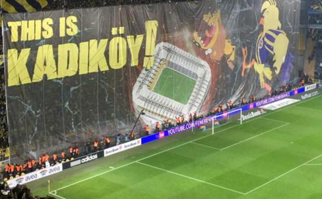 Fenerbahçeli taraftarlardan derbi koreografisi