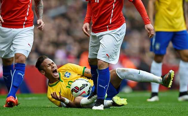 Neymar'ın bacağını kırıyordu