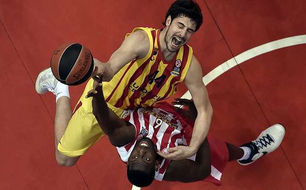 Olympiakos seride öne geçti