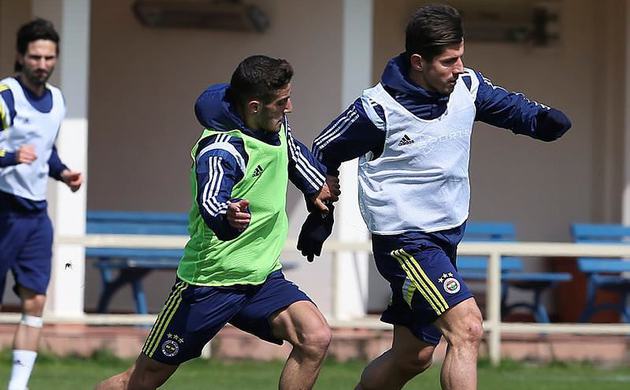 Emre'de çifte şok