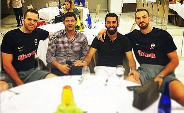Arda Turan'dan F.Bahçe'ye sürpriz ziyaret