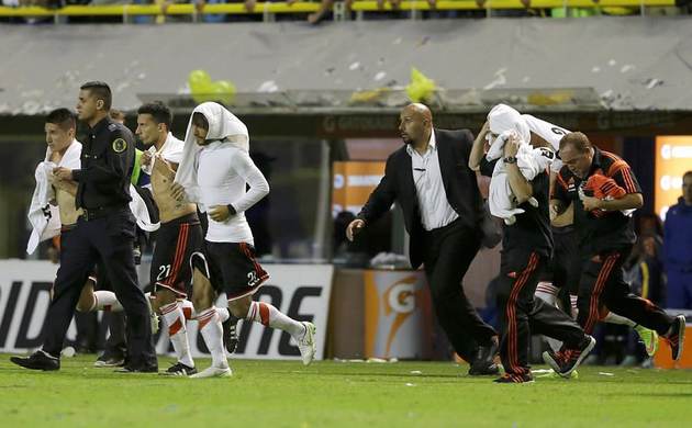 Futbolculara biber gazıyla saldırı