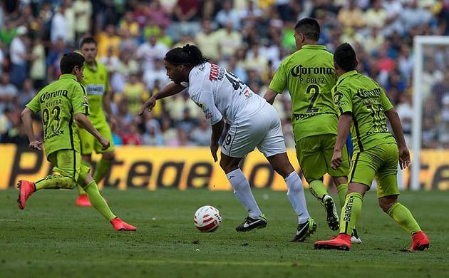 Ronaldinho stadı terk etti
