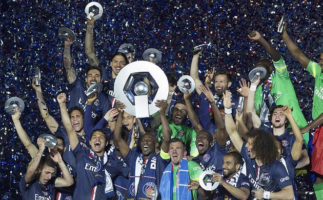 PSG, şampiyonluk kupasını kaldırdı