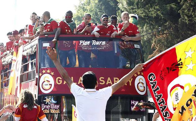 Galatasaray şampiyonluğunu kutluyor