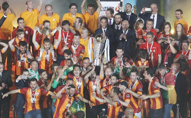 Aslan taç taktı
