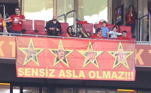 Arena'da Aziz Yıldırım pankartı
