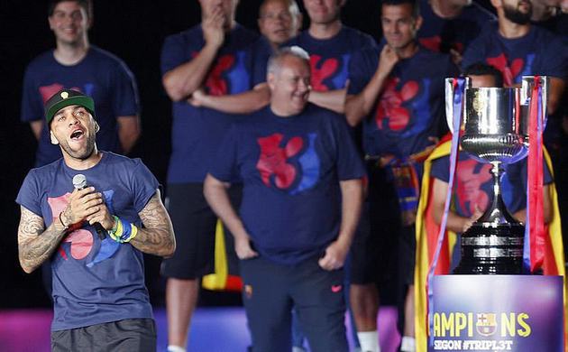 Daniel Alves 2 yıl daha Barcelona'da