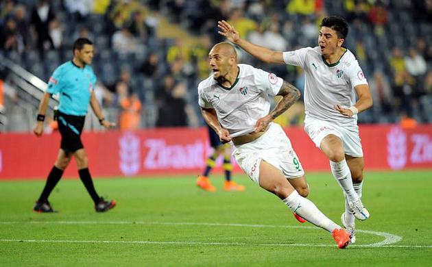 Fernandao imzayı atıyor