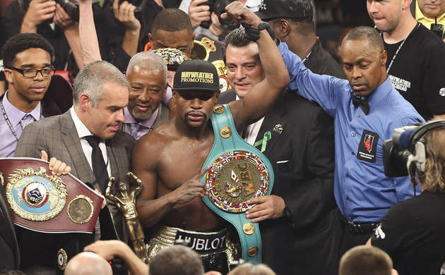 Mayweather'ın kemeri elinden alındı