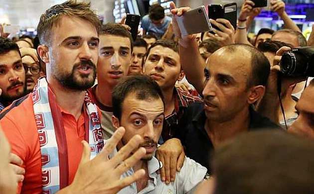 "Kapıları çarptı, koltukları tekmeledi"