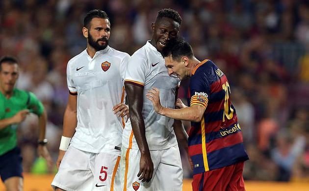 Messi rakibine kafa attı