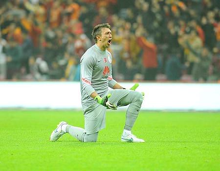 Muslera yedek kalabilir