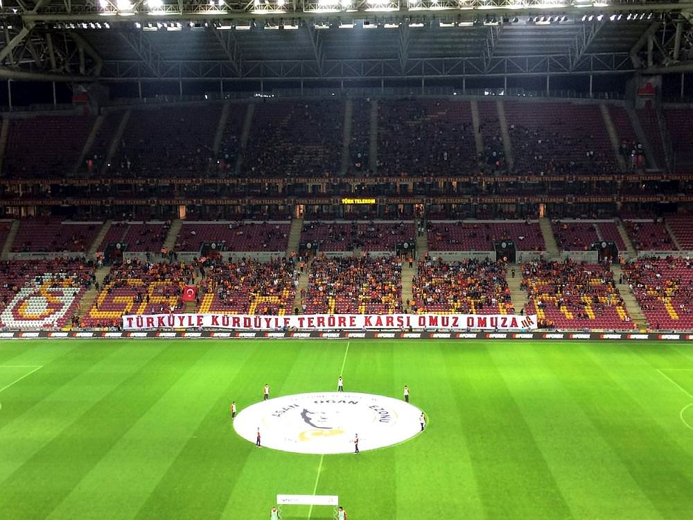 Teröre karşı Türküyle Kürdüyle omuz omuza