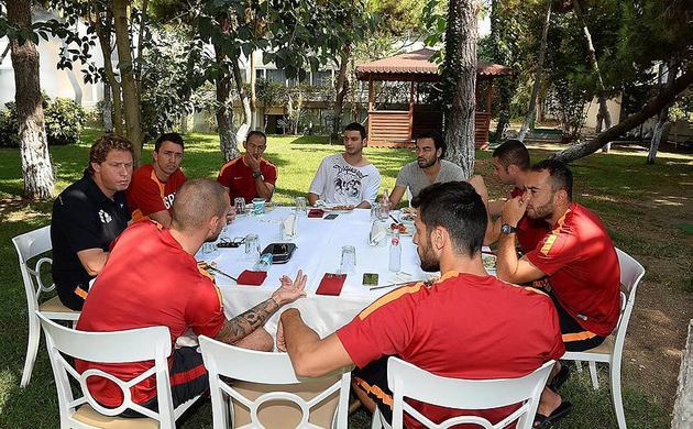Sneijder takıma ziyafet çekti