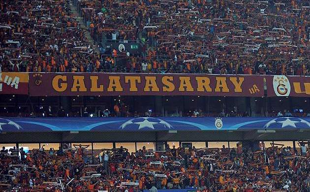 Arena'da istifa tezahüratları
