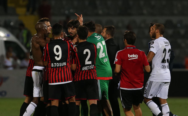 Maç sonu saha karıştı