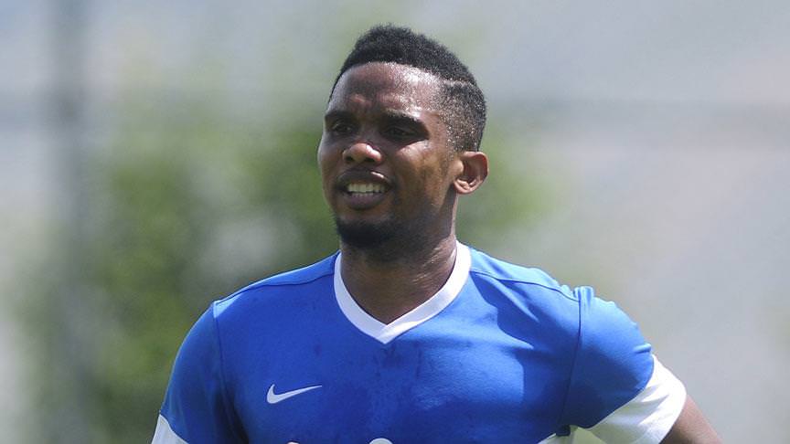 Antalyaspor Kulübü Başkanı'nın elini öpen Eto'o 50 lira aldı - 1