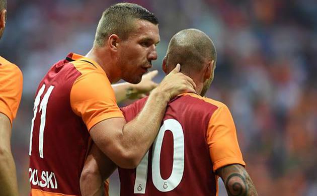UEFA, Podolski ve Sneijder'i sordu