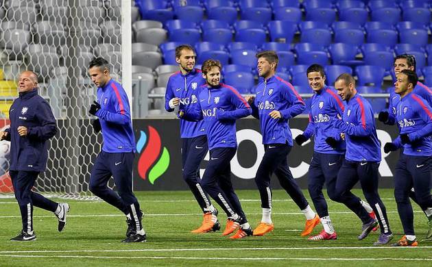 Hollanda idmanında şok kavga! Van Persie...
