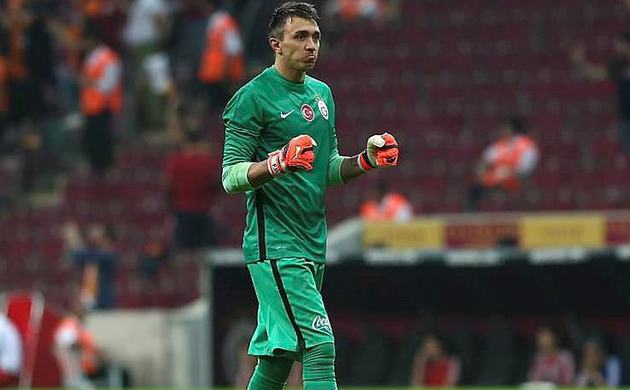 Muslera kulübeye!