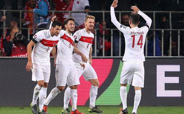 Milli futbolcuya şok tepki!