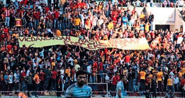 Kadir Has'ta vicdan pankartı - 1
