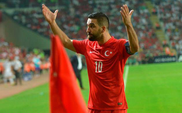 Arda Turan milli marş krizini engelledi