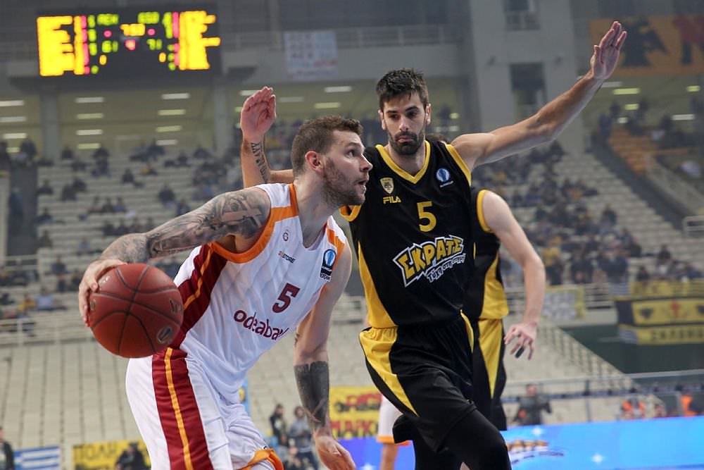 Aslan Yunanistan'da kükredi