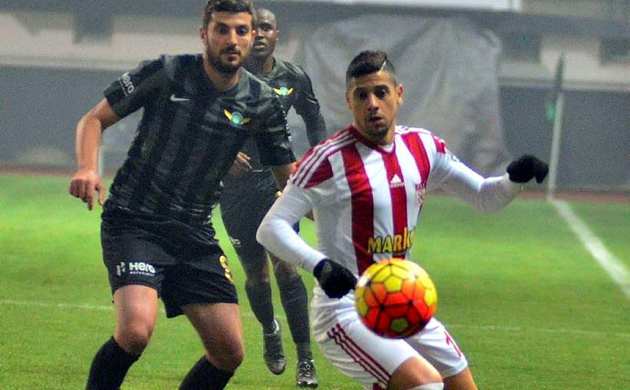 Akhisar son dakikada güldü