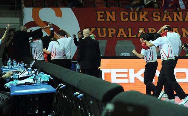 Olaylı derbi Fenerbahçe'nin