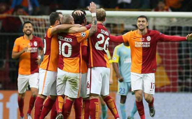 Aslan kupada yarasını sarmak istiyor