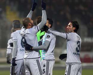 Fener 'tek tek' yıkıyor