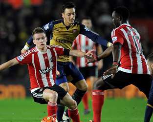 Arsenal fırsat tepti